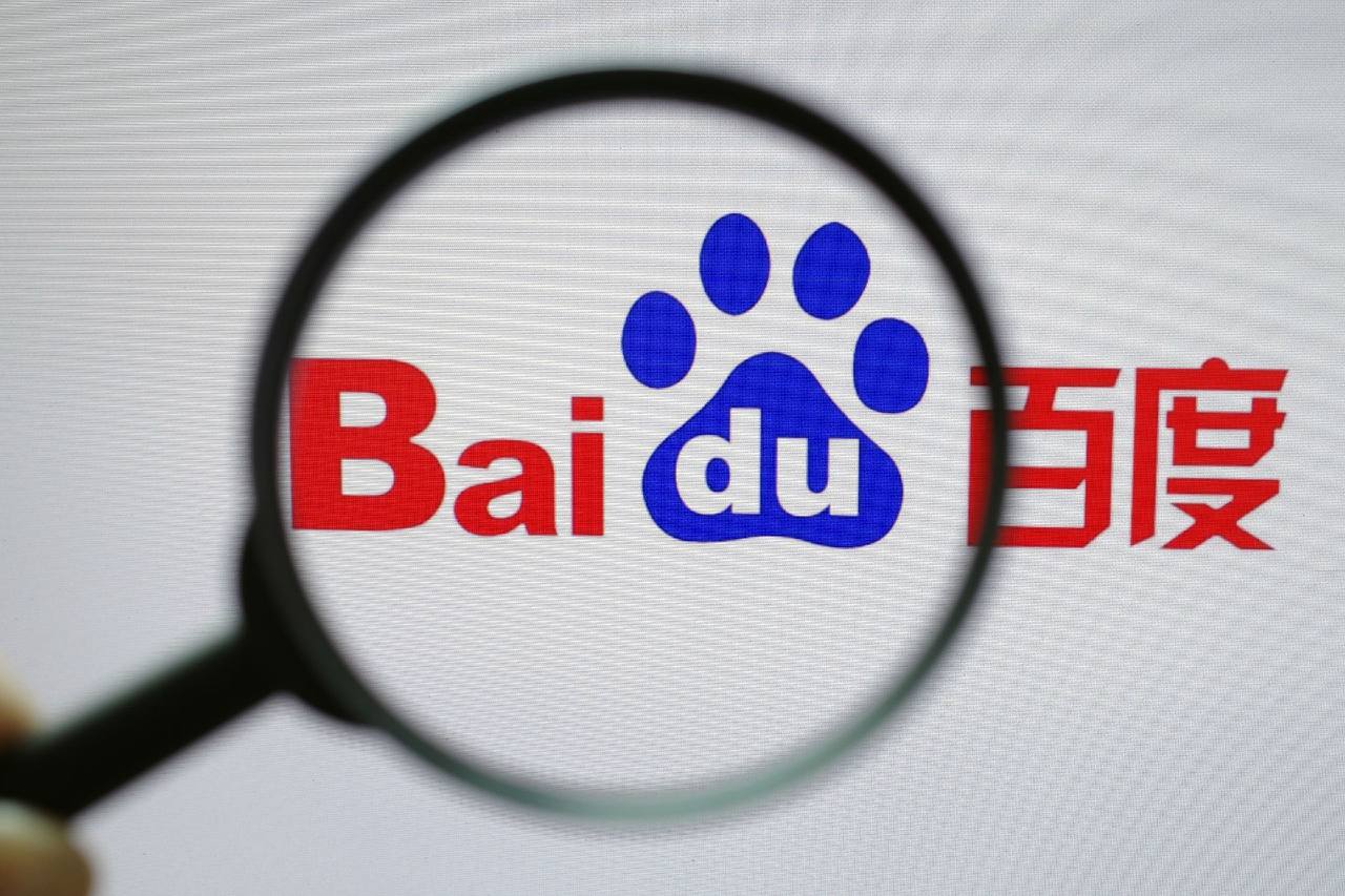 吴磊背着网球拍机场出发