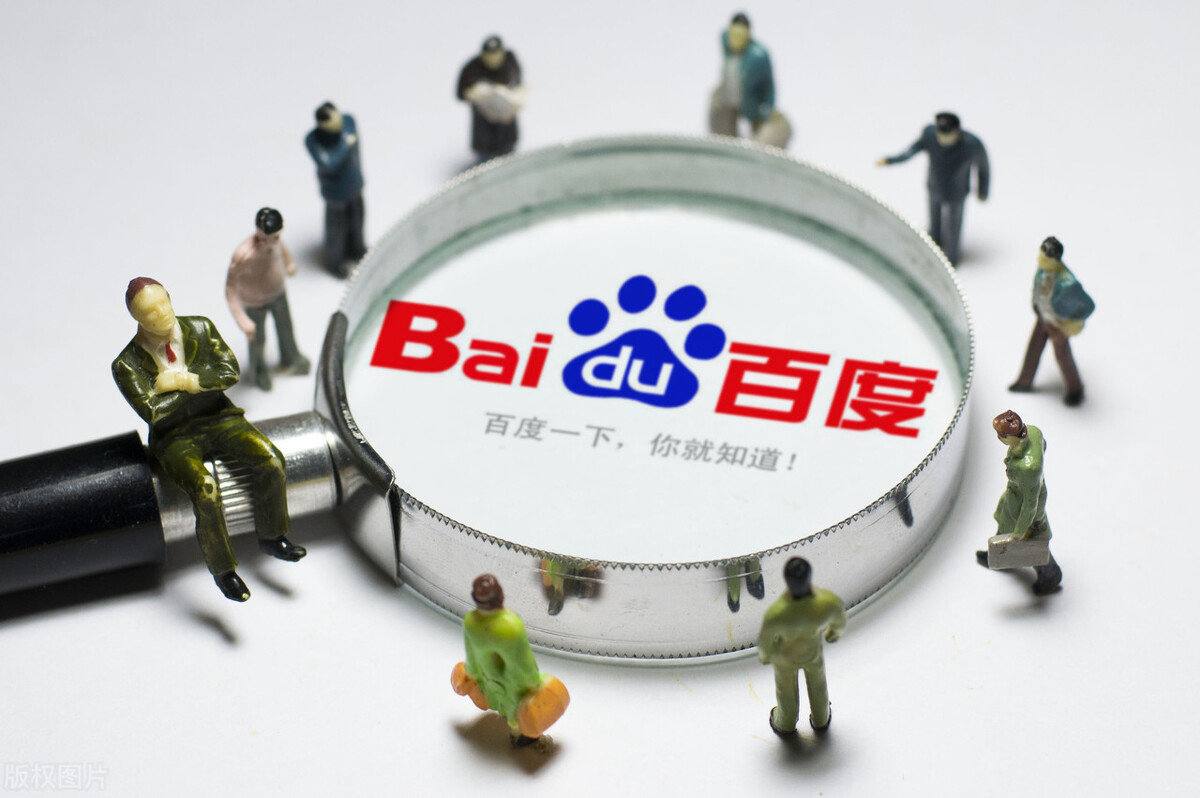 女子穿厘米高跟鞋轻松爬岩壁